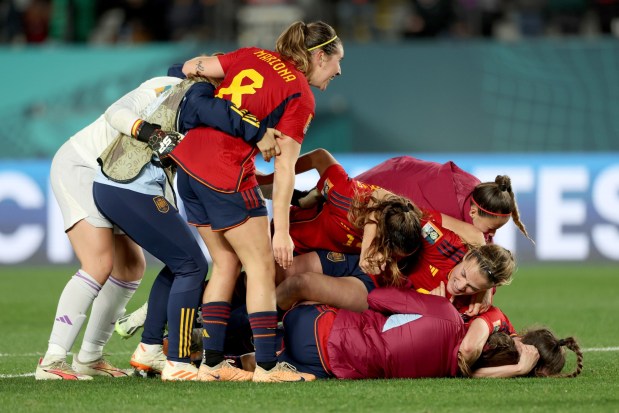 Auckland (New Zealand), 15/08/2023.- Spain celebrates their win over Sweden during the FIFA Women's World Cup 2023 semi final soccer match between Spain and Sweden in Auckland, New Zealand, 15 August 2023. (Mundial de Fútbol, Nueva Zelanda, España, Suecia) EFE/EPA/BRETT PHIBBS AUSTRALIA AND NEW ZEALAND OUT EDITORIAL USE ONLY