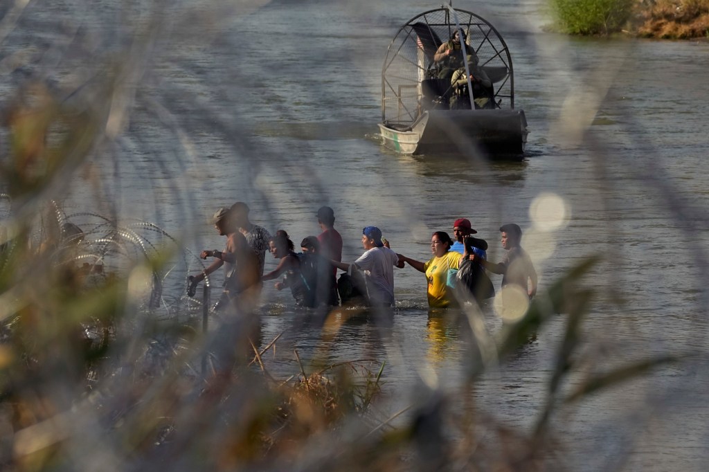 Mueren dos migrantes mexicanos tras un ataque armado en la frontera con EE.UU. – Excelsior California